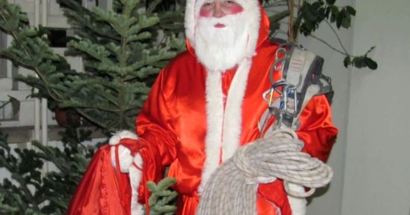 Moş Crăciun alpinist