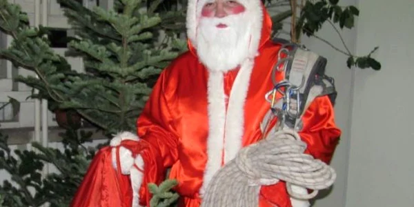 Moş Crăciun alpinist