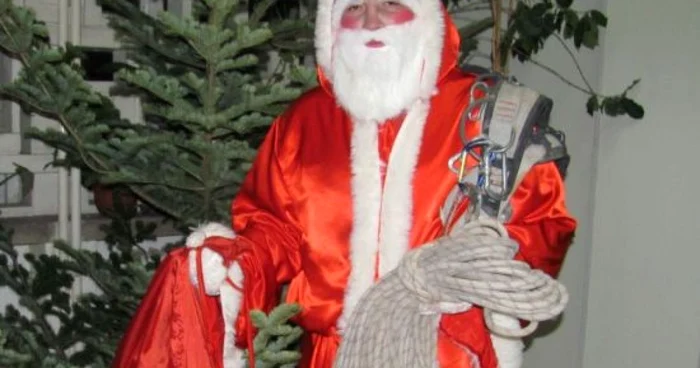 Moş Crăciun alpinist
