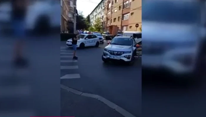 Polițiștii l-au oprit cu focuri de avertisment. FOTO Captură video Digi24