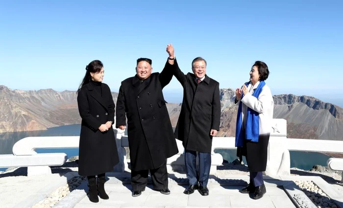 Liderul nord-corean Km Jong-un şi omologul său sud-corean, Moon Jae-in, pe Muntele Paektu