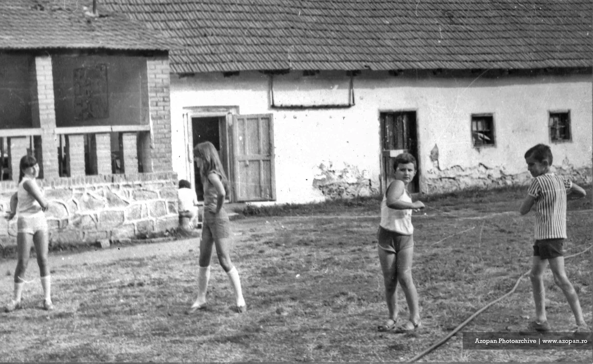 Copii făcând gimnastică în tabără 