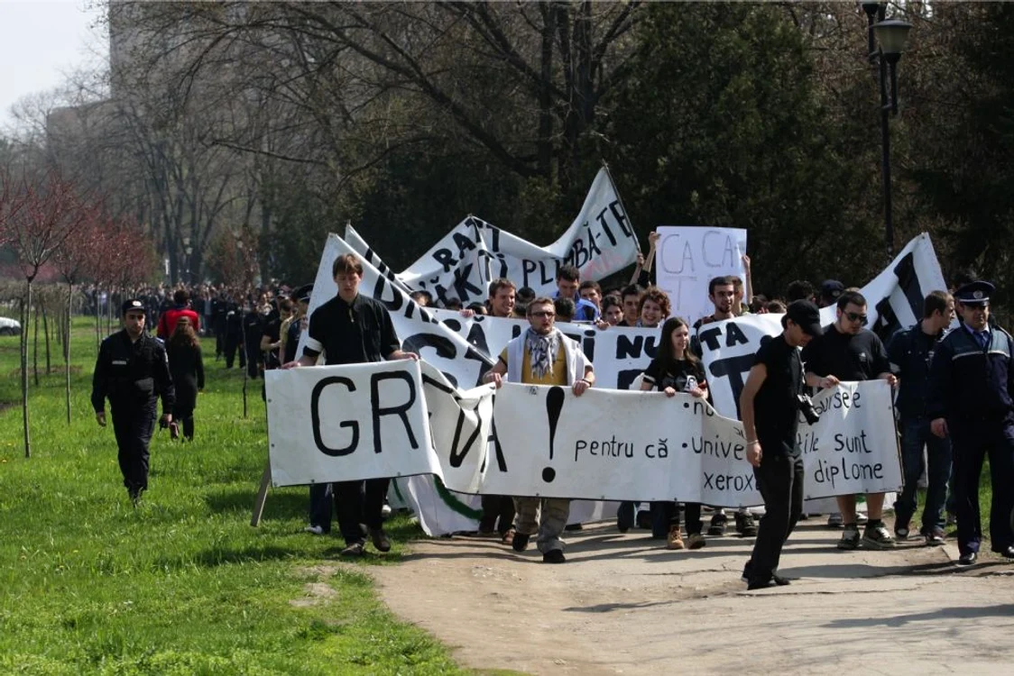 
    Studenţii consideră că reducerea burselor înseamnă o economie infimă pentru bugetul de stat  