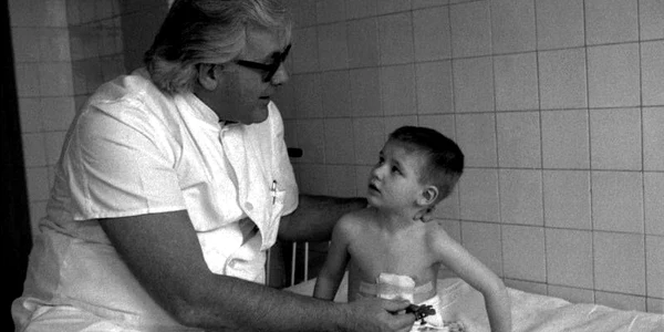 Medicul Alexandru Pesamosca a trăit pentru salvarea copiilor FOTO viata medicala ro jpg