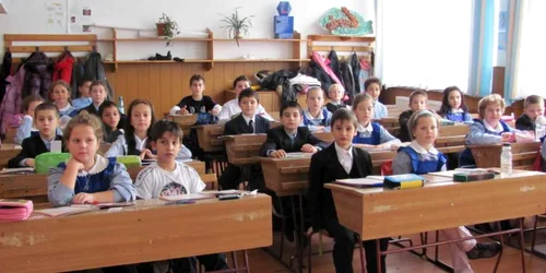 Elevii de la Şcoala Tacke Ionescu aşteptau astăzi corul şi laptele