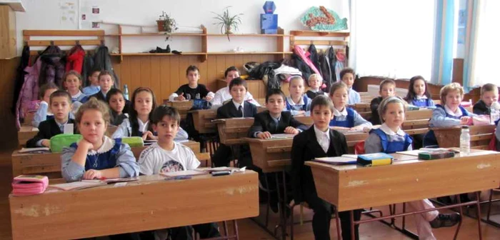 Elevii de la Şcoala Tacke Ionescu aşteptau astăzi corul şi laptele