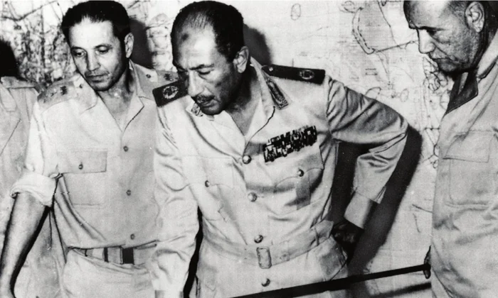Președintele egiptean Muhammad Anwar Al-Sadat (centru) și-a pregătit forțele încercând să învețe din lecțiile conflictului din 1967 (© Getty Images, Profimedia Images)