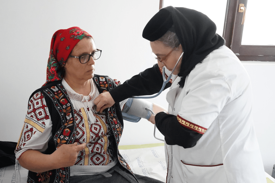 Măicuțele medic i-au consultat fără plată pe bătrânii unui sat sărac din județul Galați. Oamenii au primit și medicamente gratis