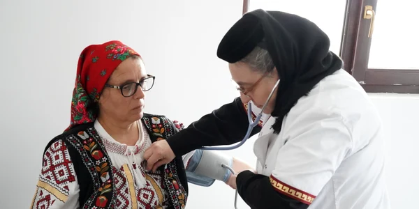Măicuțele medic i-au consultat gratis pe bătrânii satului FOTO Bogdan Cînepă