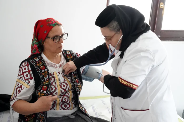 Măicuțele medic i-au consultat gratis pe bătrânii satului FOTO Bogdan Cînepă