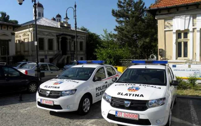 Imagine cu cele două autoturisme noi ale Poliţiei Locale Slatina