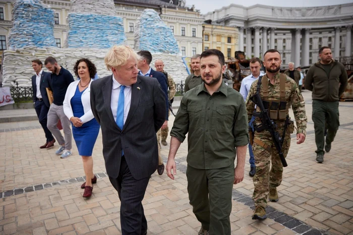 Boris Johnson (stânga) şi Volodimir Zelenski la Kiev FOTO Profimedia