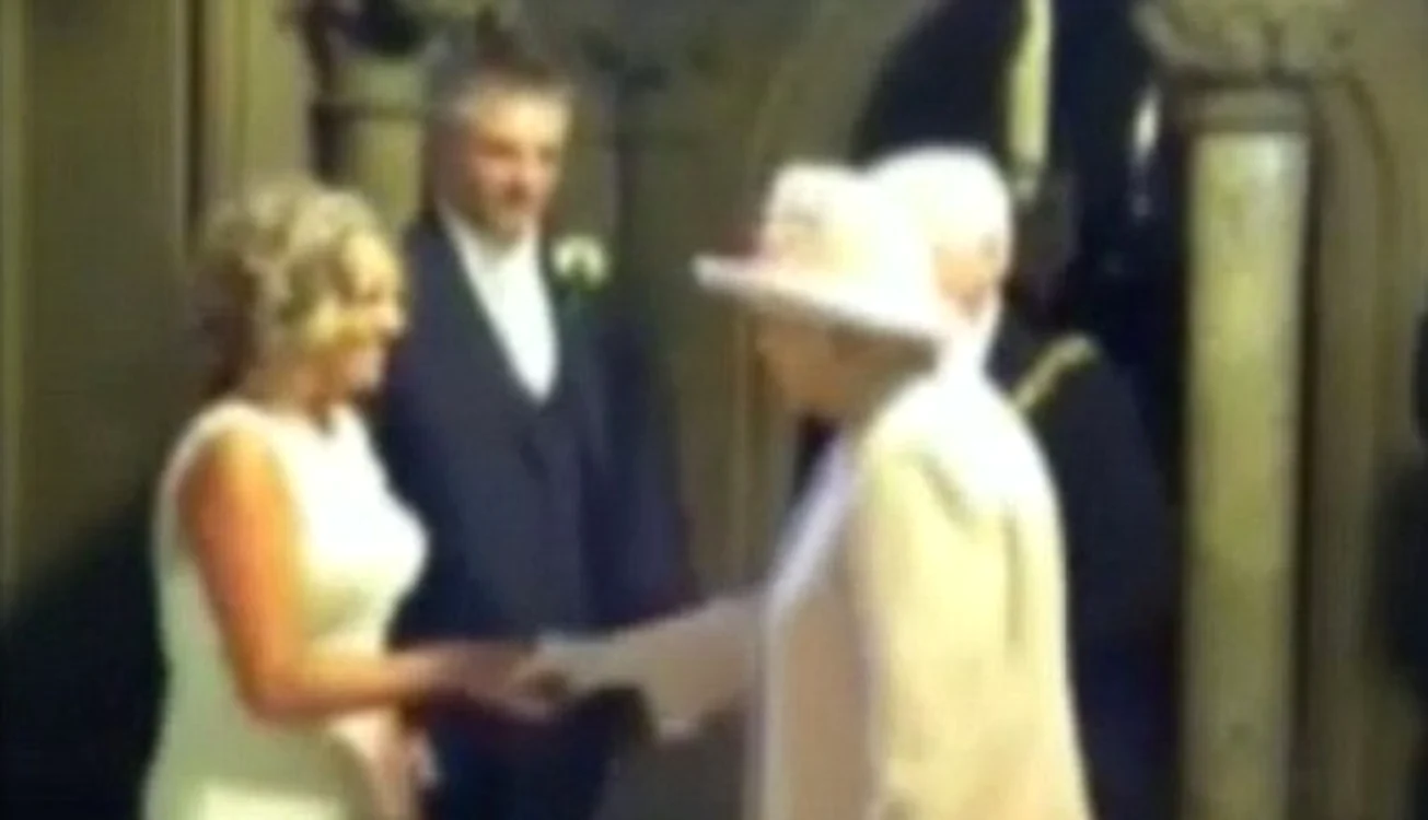 
    Regina le-a făcut o surpriză însurățeilor  