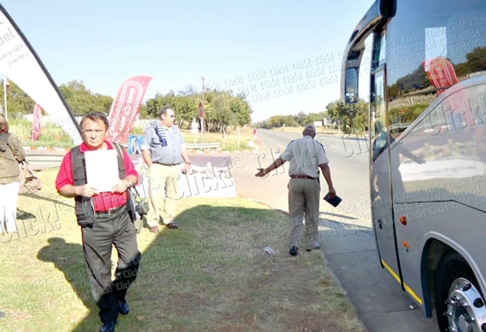 Al treilea autocar e confiscat  de poliţie. Turiştii sunt  abandonaţi într-o benzinărie