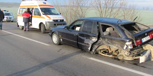Autoturismul BMW a derapat din cauza poleiului