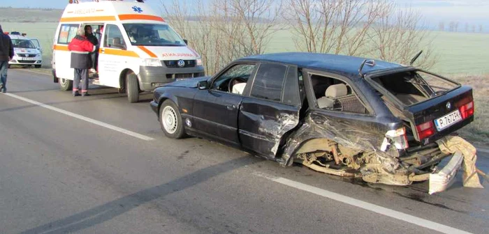 Autoturismul BMW a derapat din cauza poleiului