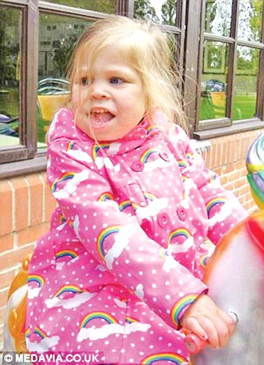 
    Olivia Gillies  a fost operată de  trei ori până acum  