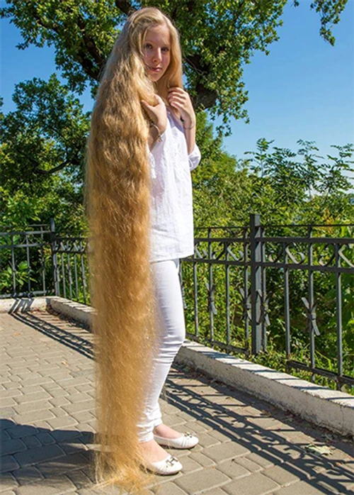 Olena are doar 165 cm înălţime şi părul ei măsoară 2,35 m
