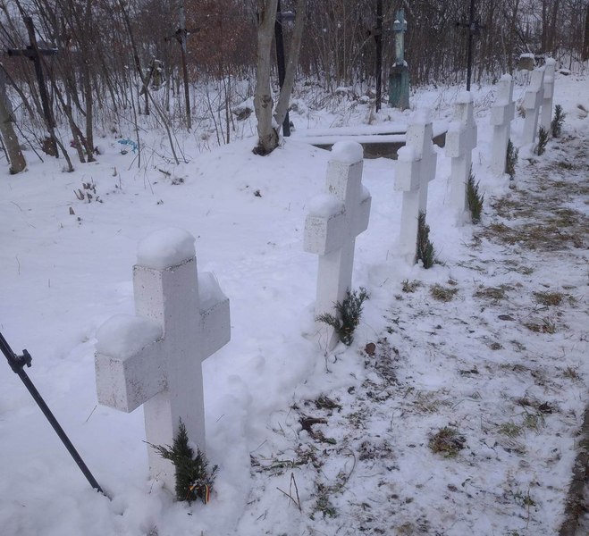 6 februarie: Masacrul de la Lunca Prutului. Sute de români care încercau să ajungă în ţară peste râul îngheţat au fost uciși de grănicerii ruşi 