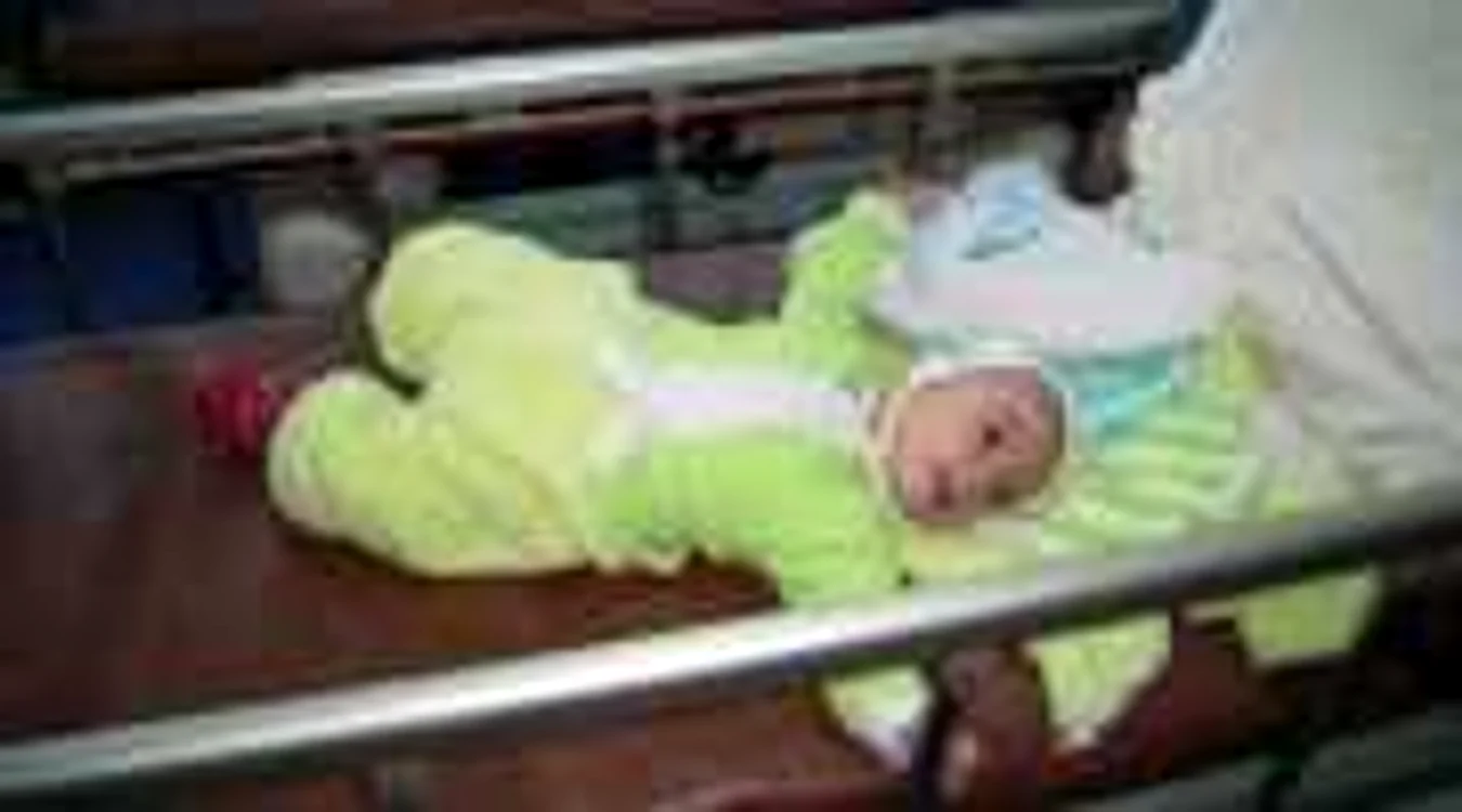 Slatina: Un bebeluş de 9 luni a fost abandonat într-o scară de bloc din Caracal