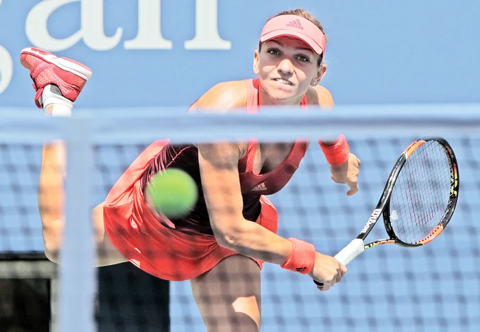 
    Simona Halep  a bătut-o pe  Bondarenko  în 90 de minute  