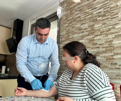 Edilul își păstrează rolul de asistent medical și face vizitele la domiciliul pacienților. FOTO: Facebook