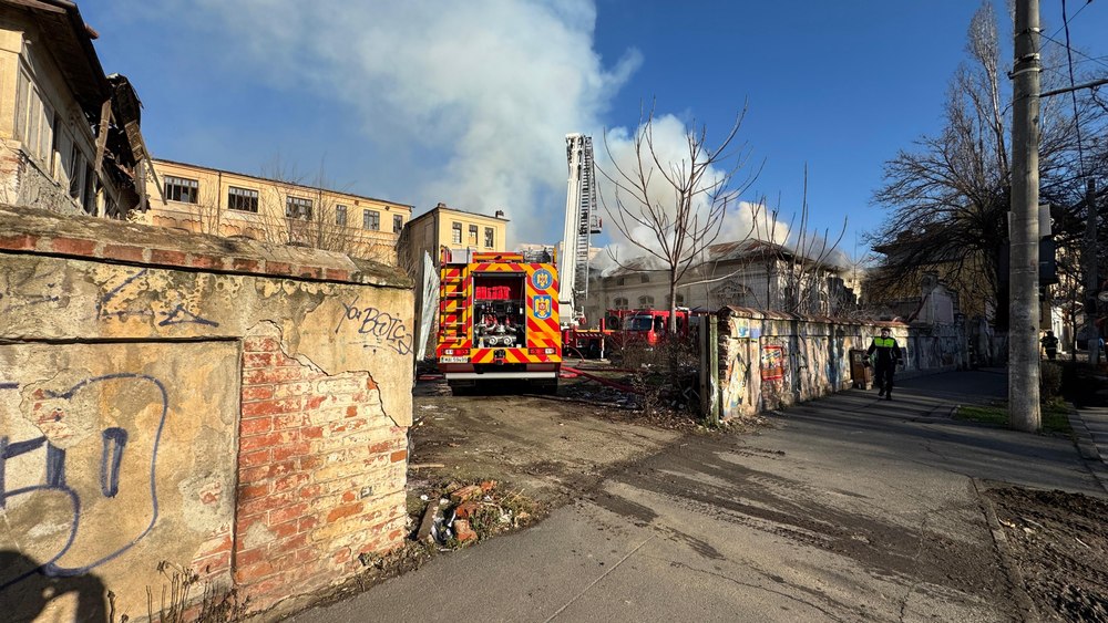 Incendiu la fostul Liceu Timpuri Noi din Capitală. Pompierii intervin cu 10 autospeciale
