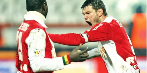Căpitanul Marius Niculae (dreapta) s-a săturat de escapadele lui N’Doye