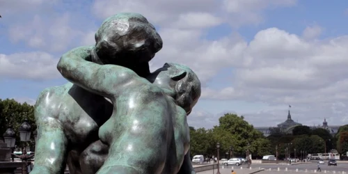 statuia sarutul din Paris