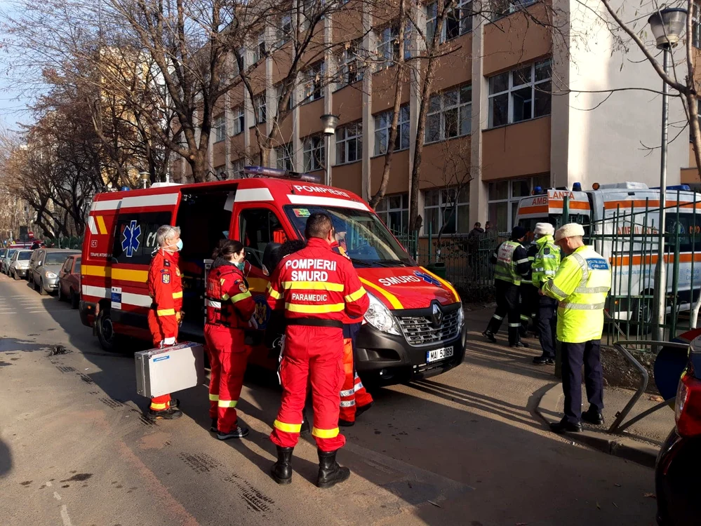 
    Ambulanțele au fost direcționate către Școala 133 din Bucureștifoto: ISU București  