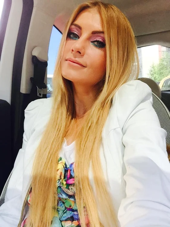
    Sylvia a decis să treacă peste teama de înălţimi şi să sară cu paraşutaFoto: Arhiva personală  