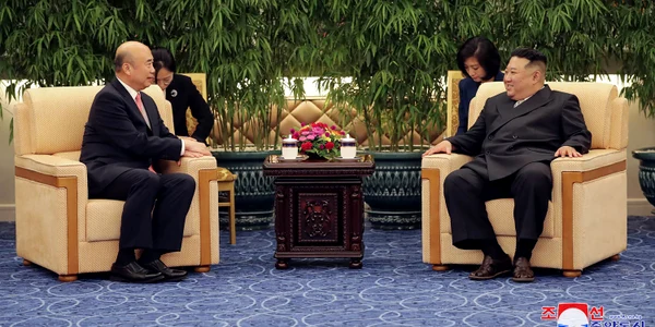 Vicepremierul chinez Liu Guozhong și dictatorul nord coreean Kim Jong Un la Phenian 8 septembrie Foto AFP jpg