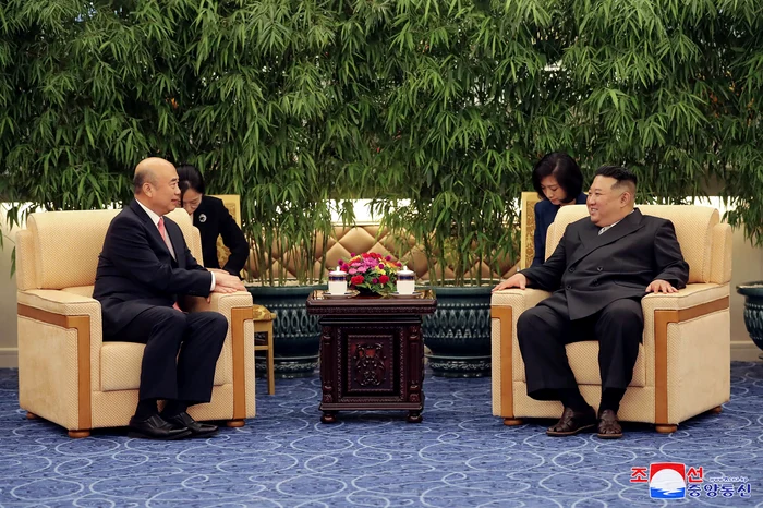 Vicepremierul chinez Liu Guozhong și dictatorul nord coreean Kim Jong Un la Phenian. Foto: AFP