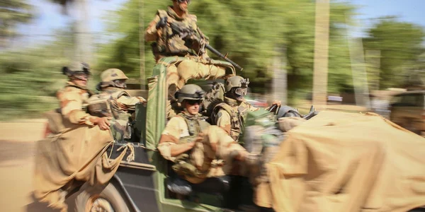Soldaţi francezi în patrula în Mali foto EPA EFE