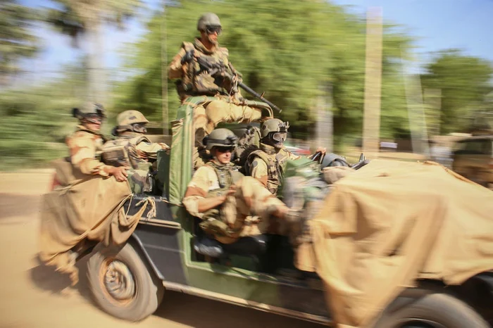 Soldaţi francezi în patrula în Mali foto EPA EFE (arhivă)