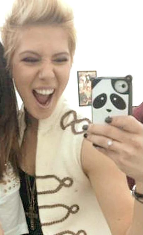 Sore Mihalache, 25 de ani, şi-a “îmbrăcat” smartphone-ul într-un urs panda