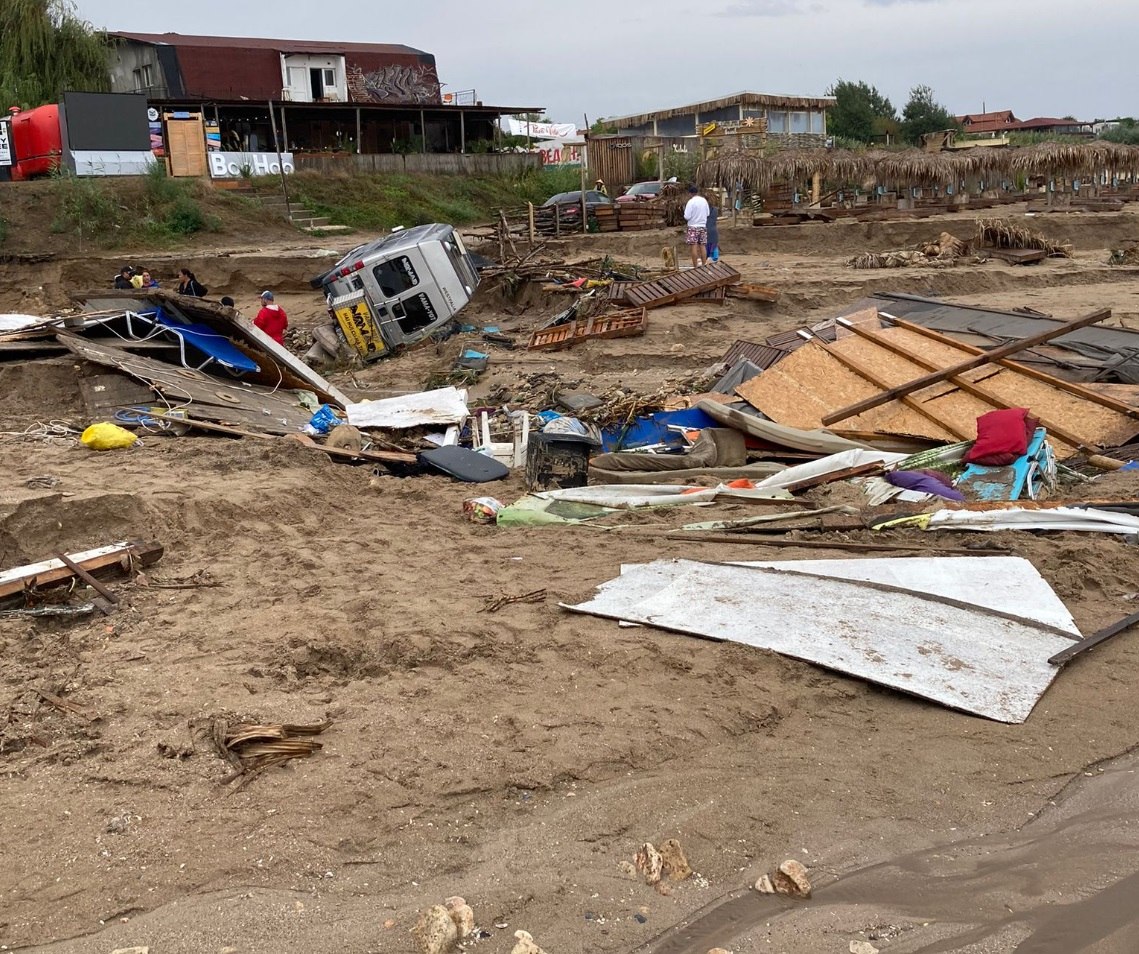Starea plajei din Vama Veche după furtuna devastatoare. Reacția comunității locale. Starea plajei din Vama Veche după furtuna devastatoare. Reacția comunității locale.