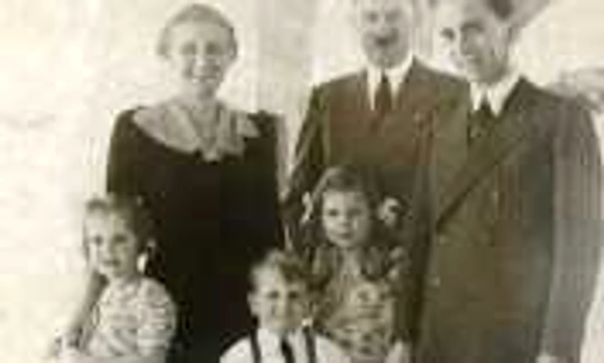 Goebbels, soţia sa Magda şi copiii celor doi, în prezenţa lui Adolf Hilter 
