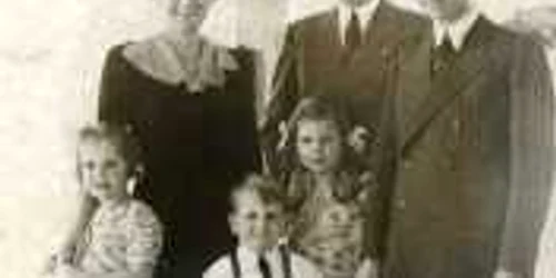 Goebbels, soţia sa Magda şi copiii celor doi, în prezenţa lui Adolf Hilter 