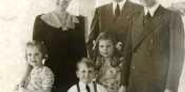 Goebbels, soţia sa Magda şi copiii celor doi, în prezenţa lui Adolf Hilter 