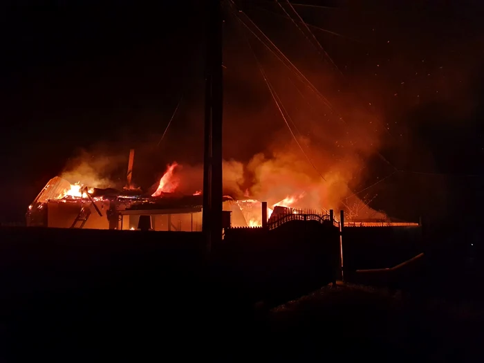 Incendiul a fost stins de pompieri FOTOgenerică ISU Neamț