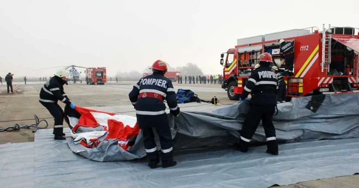 Pe aeroportul din Cluj a avut loc azi simularea unei catastrofe: accident aviatic pe timp de furtună puternică şi cutremur FOTO: Florina Pop