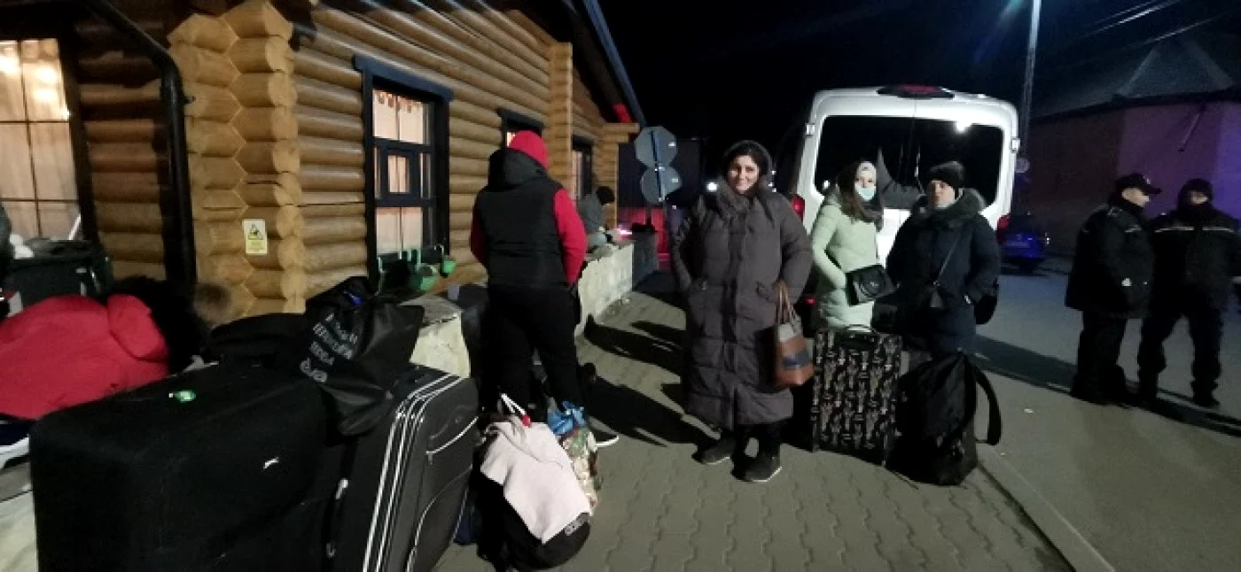 Oxana îl trimite pe fiul ei departe de război    Foto: Angela Sabău