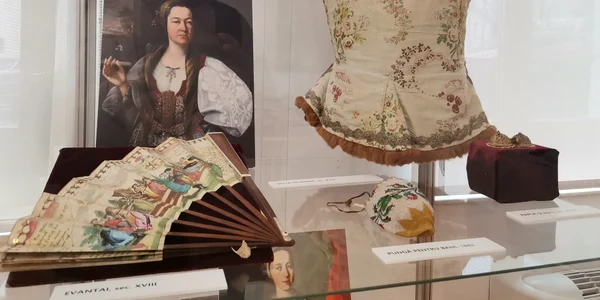 accesoriile dictate de moda au devenit in timp indispensabile   foto alina mitran jpg