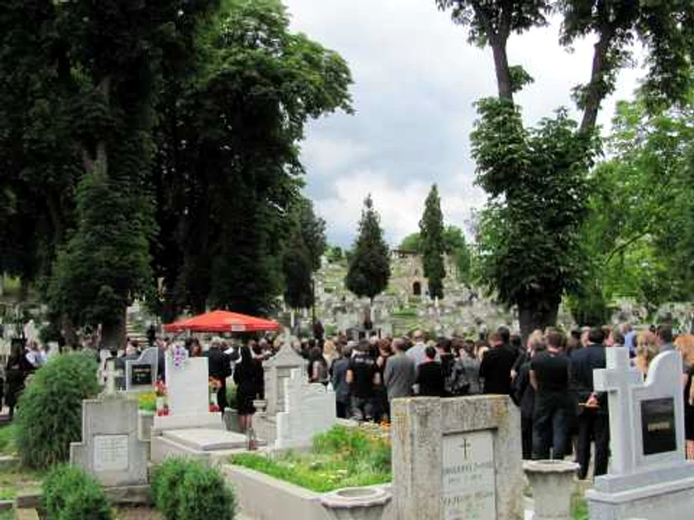 Prieteni, colaboratori şi apropiaţi au ţinut să îl conducă pe ultimul drum de Viorel Jidveian