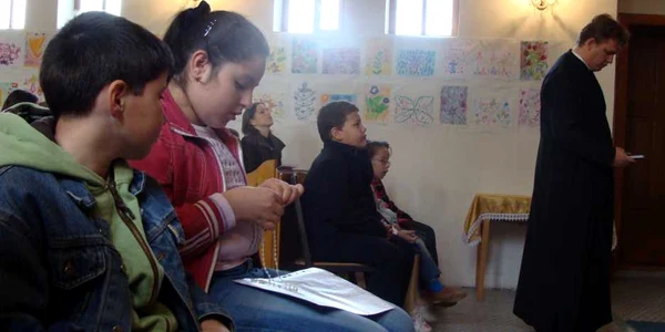 În fiecare an, în biserica din curtea spitalului de neuropsihiatrie din Oradea, se celebrează „Rozarul de 24 de ore“