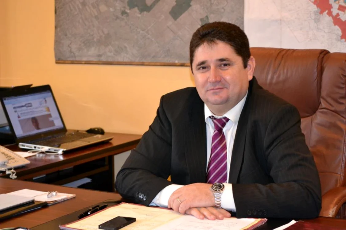 Primarul oraşului Răcari, Marius Caraveţeanu