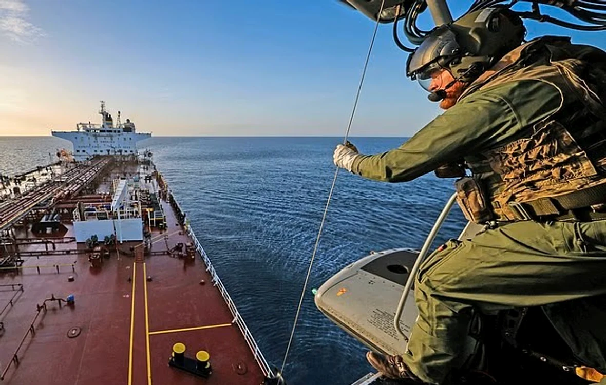 Forțele britanice coboară pe puntea petrolierului rusesc/FOTO:Ministrul britanica al Apărării