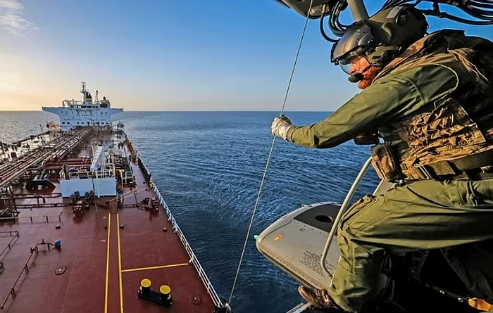 Forțele britanice coboară pe puntea petrolierului rusesc/FOTO:Ministrul britanica al Apărării