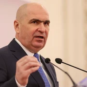 Declarații de presă susținute de președintele Senatului, Ilie Bolojan, în paralel cu un protest spontan al funcționarilor publici angajați în Senatul României, în București. FOTO Inquam Photos / Octav Ganea